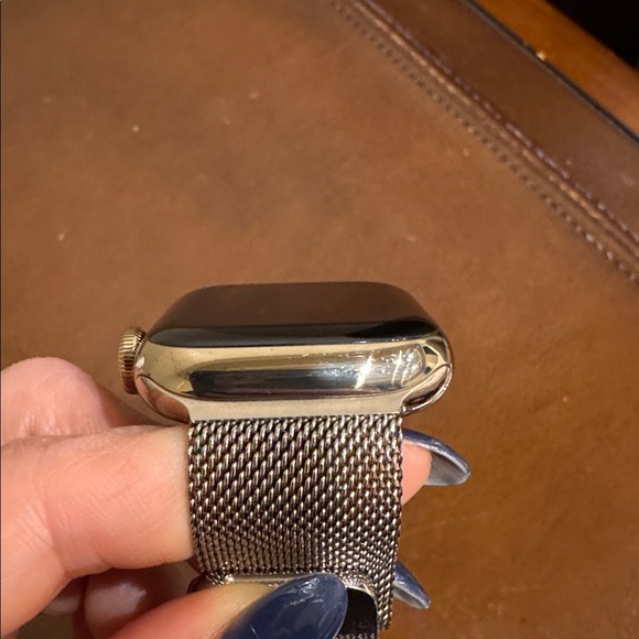 Apple Watch Series 8 GPS + Cellular Stainless Steel Case Gold 41mm Milanese Loop - Picture 8 of 12